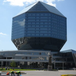 Vue de la Bibliothèque nationale de Minsk, un exemple frappant de l'architecture contemporaine en Biélorussie.