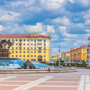 Place de l'Indépendance à Minsk, un espace central emblématique de la capitale biélorusse.
