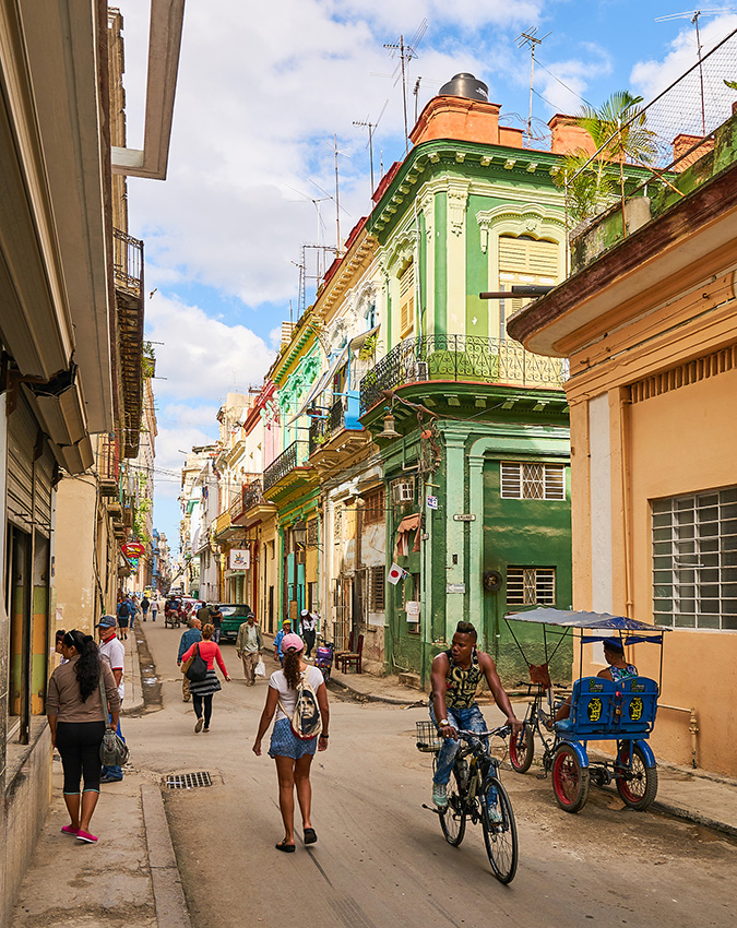 rues de la havane à cuba, avec des bâtiments colorés