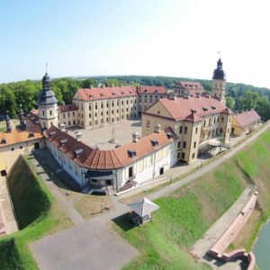 Vue imprenable du château de Nesvizh, un chef-d'œuvre architectural classé au patrimoine mondial.