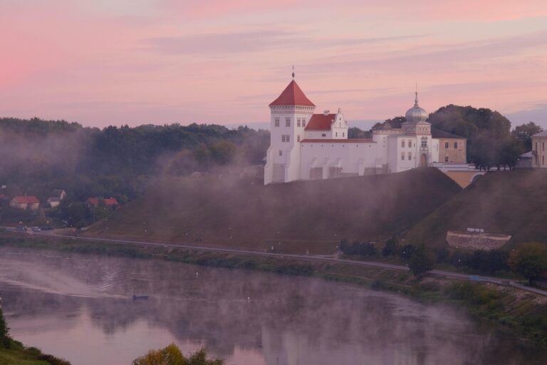 Nous croyons que chaque voyage dans ces destinations sensibles offre une nouvelle maniĂšre de voir le monde, un chemin vers la comprĂ©hension et la tolĂ©rance. Cependant, nous savons aussi quâaccĂ©der Ă ces pays peut ĂȘtre complexe, parfois dĂ©routant, et nĂ©cessite un accompagnement particulier. Câest pourquoi nous avons créé Dictatravel : une agence de voyage pensĂ©e pour ceux qui souhaitent explorer ces horizons atypiques en toute sĂ©curitĂ© et sĂ©rĂ©nitĂ©.