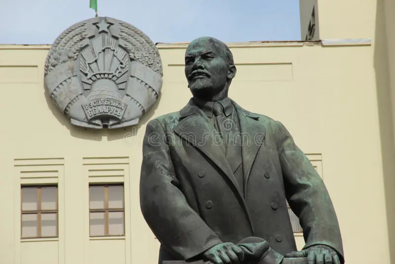 Statue de Lénine sur la Place de l'Indépendance à Minsk, symbole du passé soviétique de la Biélorussie.