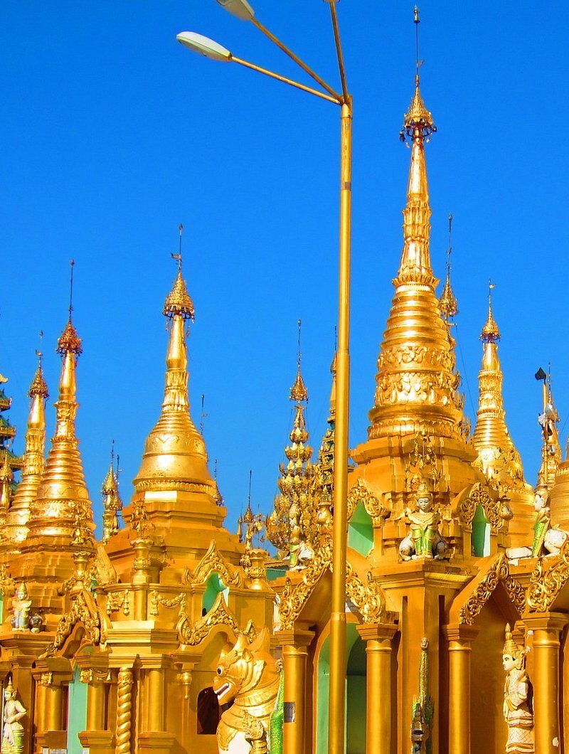 monument en or de la ville de yangon en birmanie